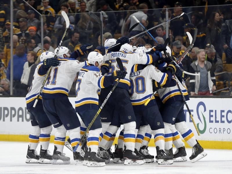 Die Spieler der Blues feiern den Siegtreffer. Foto: Bruce Bennett/Pool, Getty Images/AP