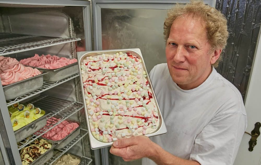 Bei minus 20 Grad bewahrt Detlef Stadie seine fertigen Kreationen - wie das Marshmallow-Eis - im Kühlschrank auf. Künftig soll eine Art „Schockfroster“ die Arbeit übernehmen und das Eis auf minus 40 Grad abkühlen.