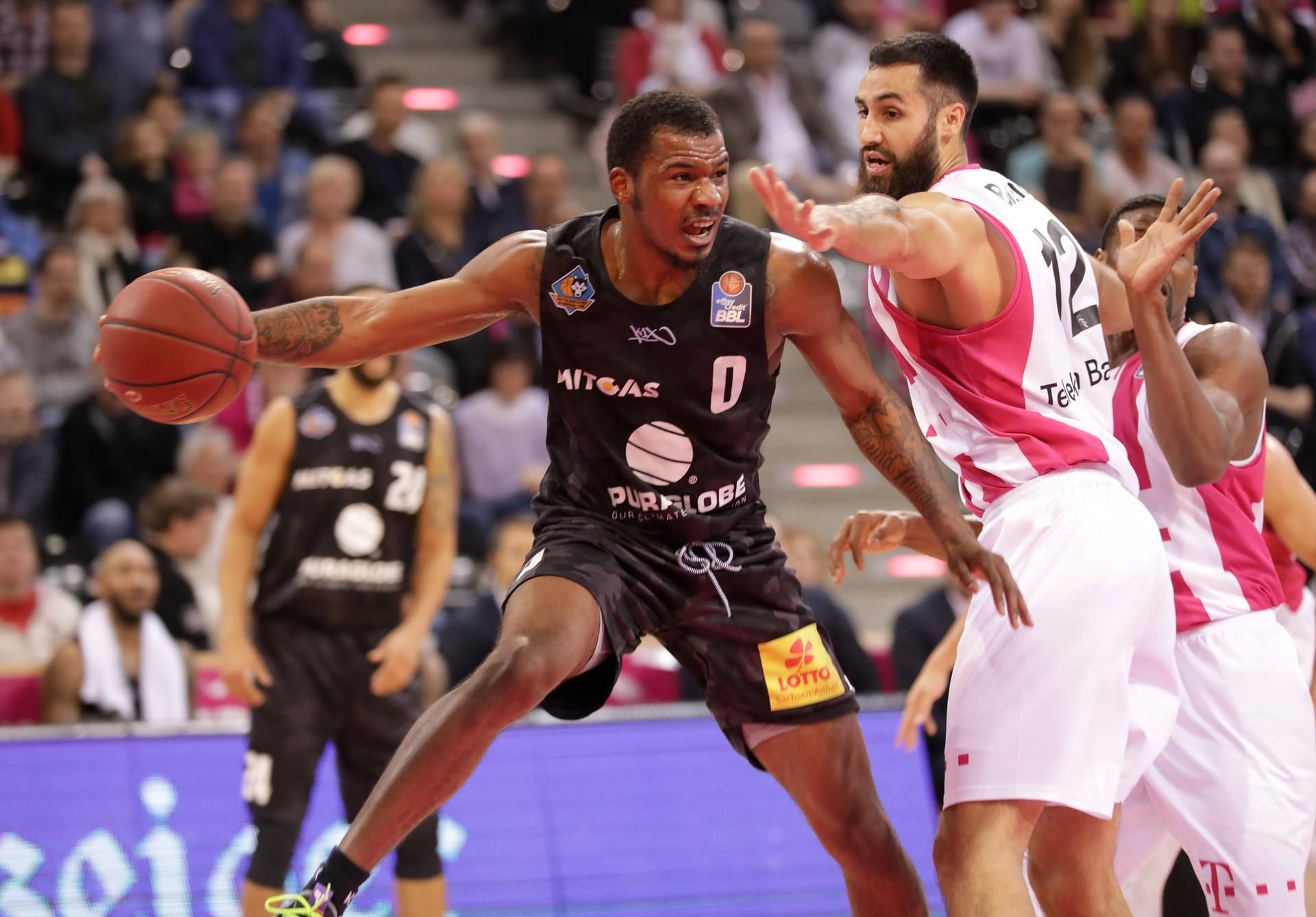Martin Breunig Telekom Baskets Bonn (r) vs. Lee Moore Mitteldeutscher BC.