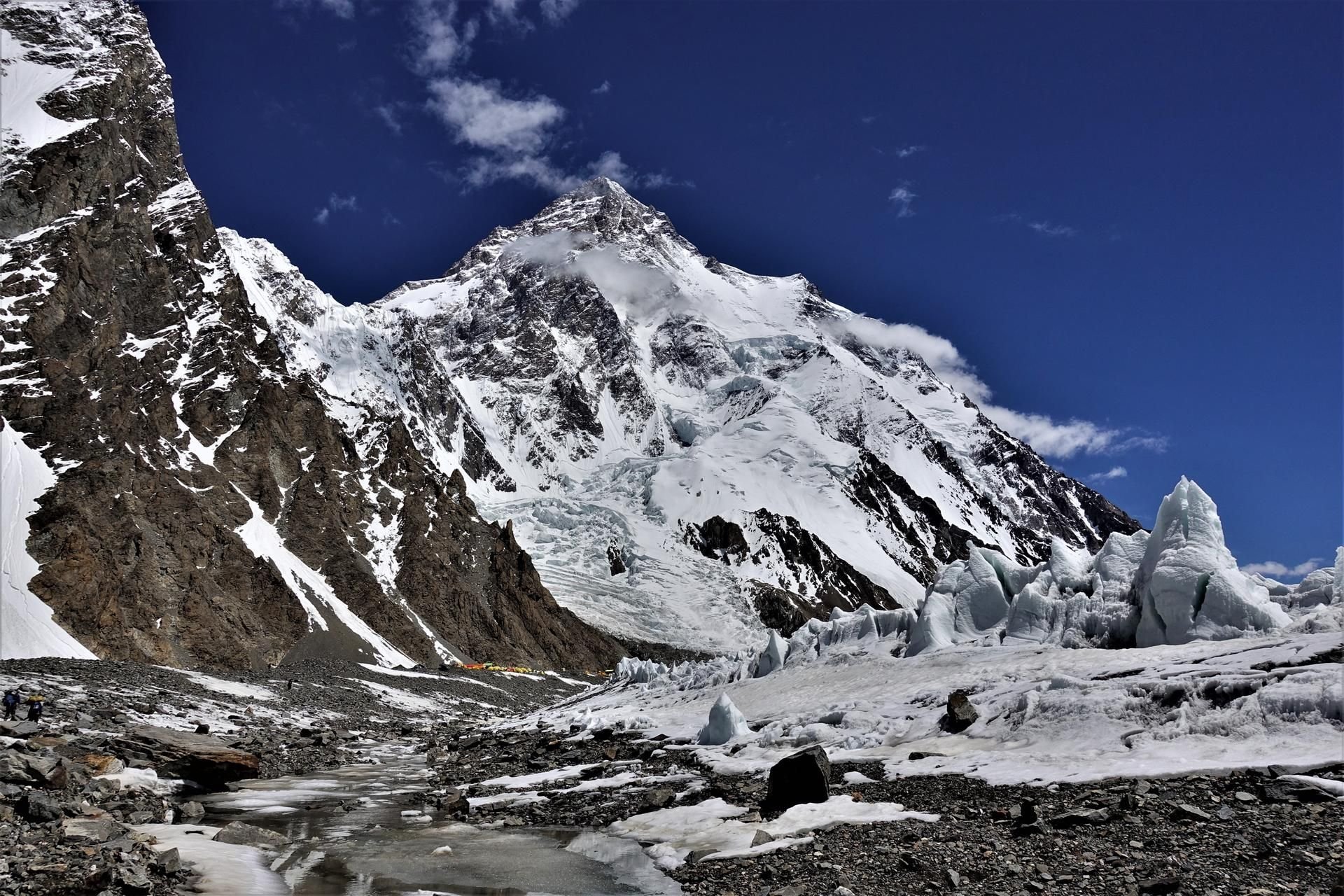 Zum ersten Mal haben nepalesische Sdcherpas den K2 in Pakistan bestiegen.