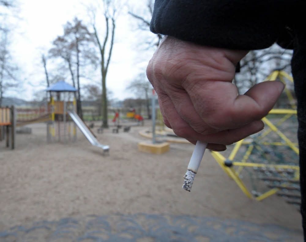 Kippen auf dem Spielplatz? Das geht gar nicht. Doch nicht alle sind vernünftig und rauchen dort nicht.
