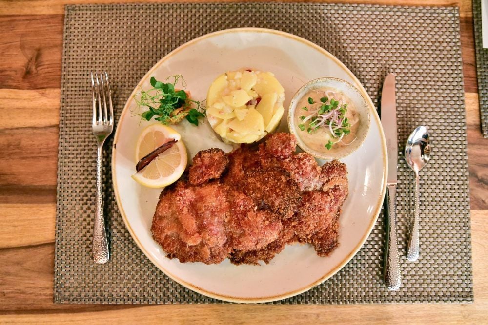 Rote Bete Schnitzel mit Kartoffel-Birnen-Salat und Senf-Dip