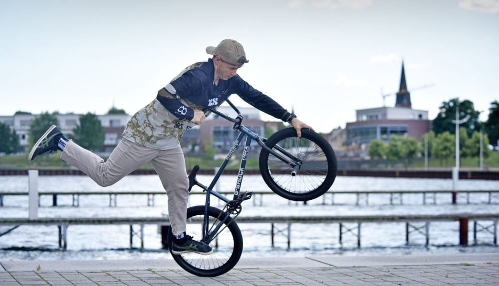 Chris Böhm bereitet sich am Stadthafen von Bitterfeld auf seinen Weltrekordversuch im ZDF-Fernsehgarten vor.