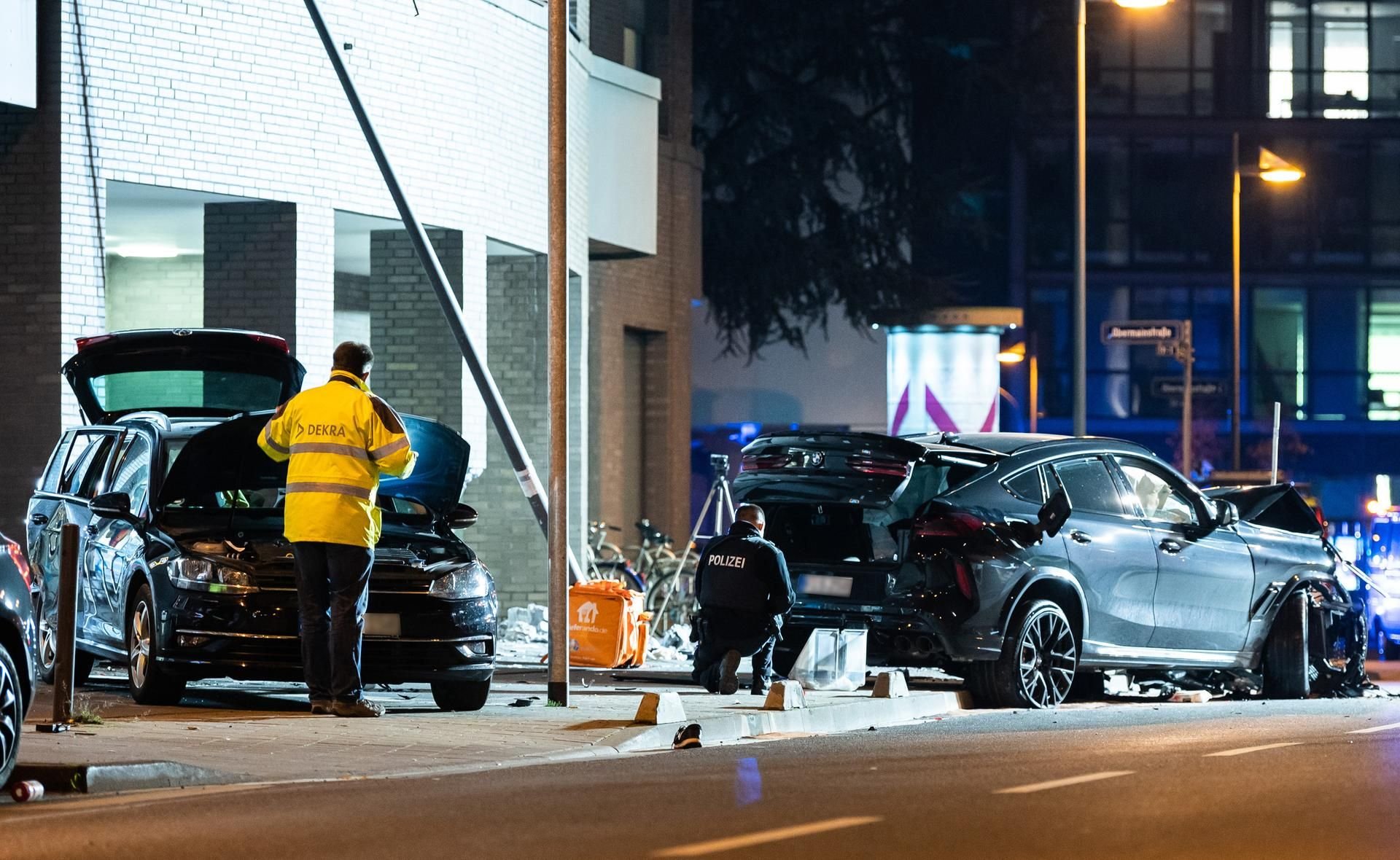 Bei einer tödlichen Kollision in Frankfurt/Main hat ein SUV (r.) mehrere Menschen erfasst.