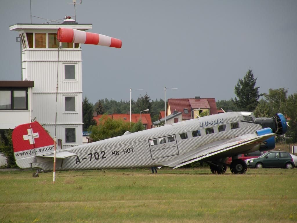 Wie die Ju Air am Sonntag außerdem bestätigte, handelt es sich bei dem Unglücksflieger um die Maschine, die im Oktober 2009 auf dem Flugplatz in Dessau auf den Namen „Dessau" getauft wurde.