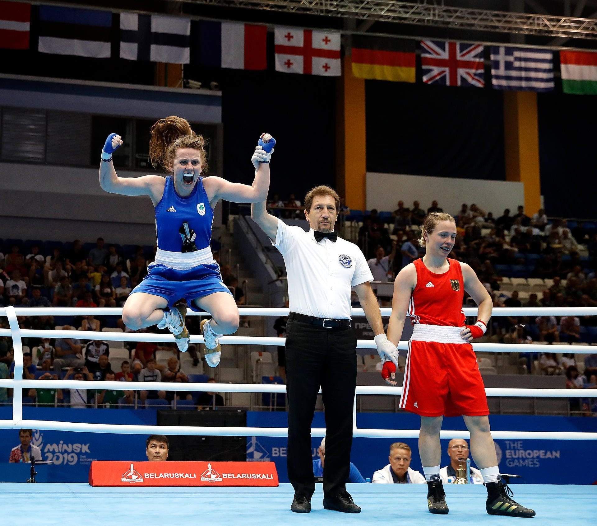 Michaela Walsh (l) aus Irland jubelt über ihren Sieg gegen Ornella Wahner.