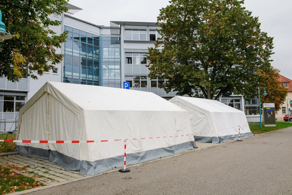 Auf seinem Gelände an der Schönburger Straße in Naumburg betreibt der Burgenlandkreis für sein Gesundheitsamt eine Corona-Abstrichstation. Um sie auch im Winter nutzen zu können, soll sie in Container umziehen.