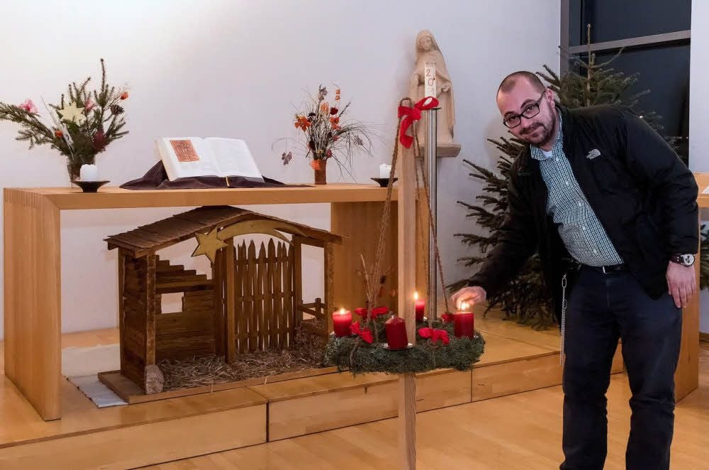 Der katholische Anstaltsseelsorger Markus Herold zündet die Kerzen an.