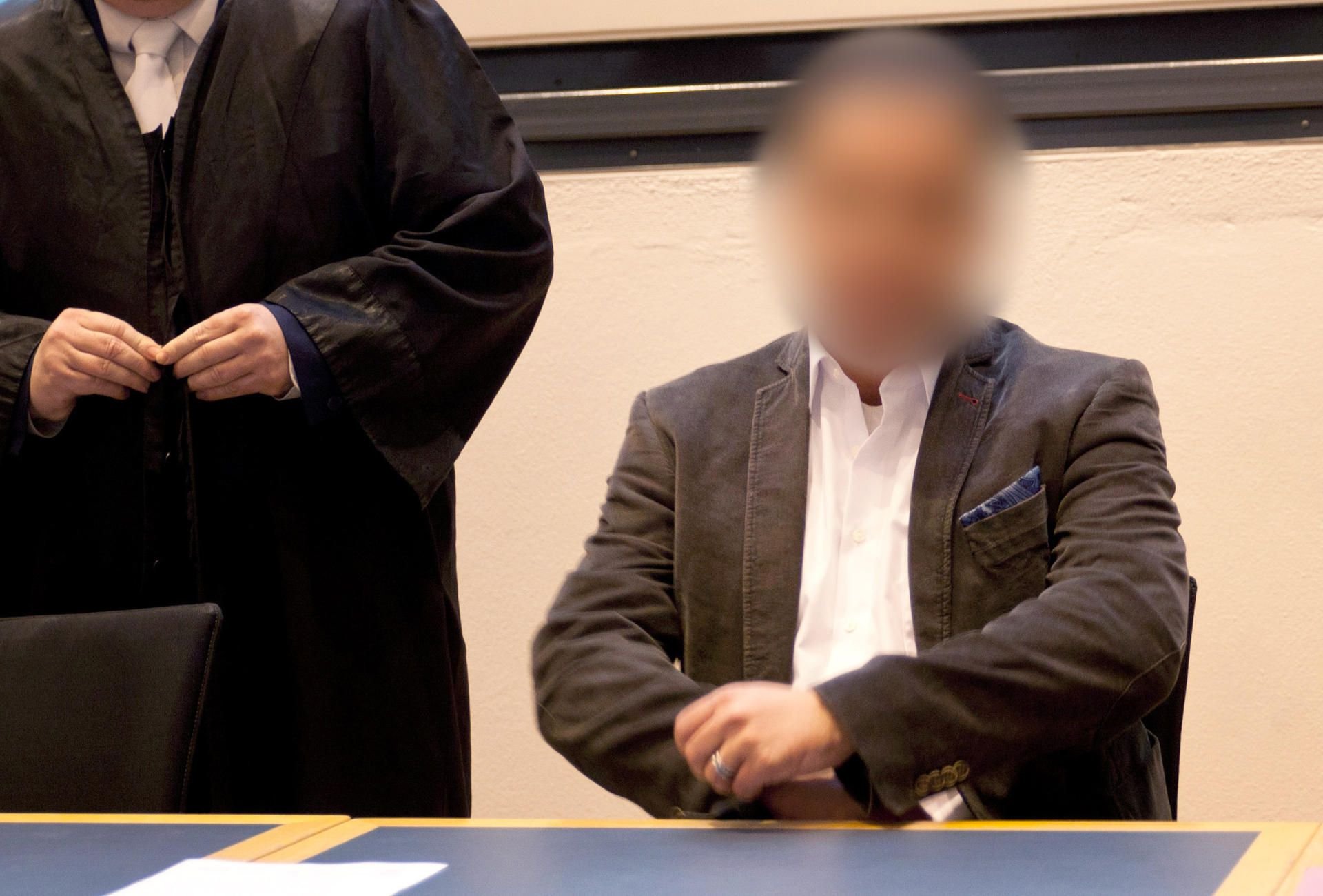 Der angeklagte ehemalige Chefarzt am Ameos-Klinikum Halberstadt muss sich unter anderem wegen Vergewaltigung mit Todesfolge verantworten.