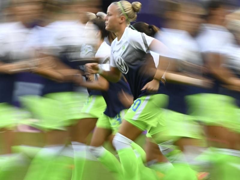 Pia-Sophie Wolter und die Wolfsburgerinnen sind heiß auf den Champions-League-Titel. Foto: Gabriel Bouys/Pool AFP/AP/dpa