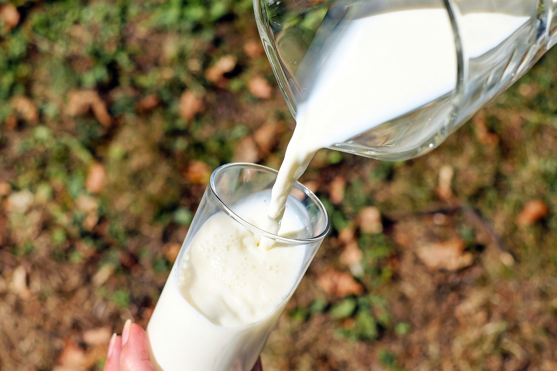 Ein Glas Milch wird eingeschenkt.