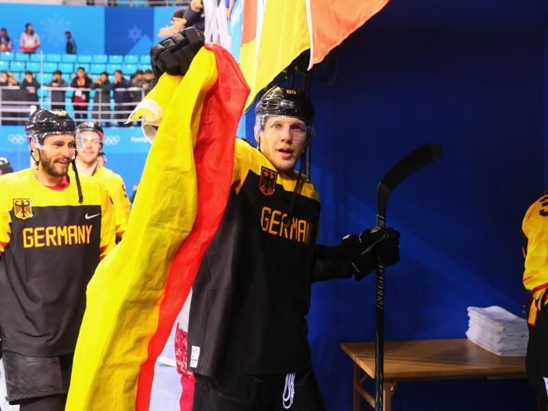 Der Einsatz von David Wolf (M) im Olympia-Finale gegen Russland ist unsicher. Foto: Michal Kappeler