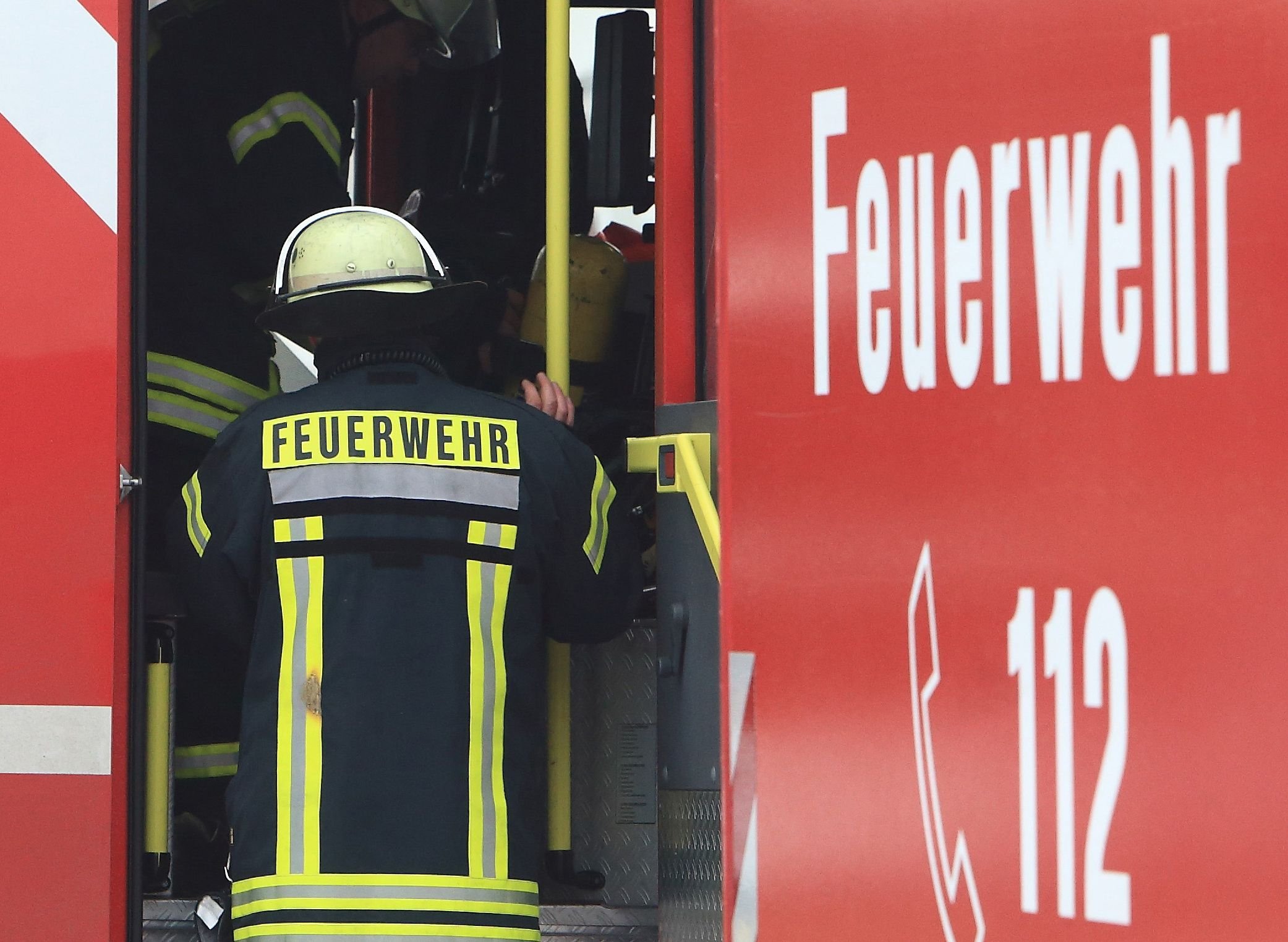 Wegen einem außer Kontrolle geratenem Osterfeuer mussten am Sonntagnachmittag im Weißenfelser Ortsteil Langendorf mehr als 15 Feuerwehrleute von Wehren der Region ausrücken.