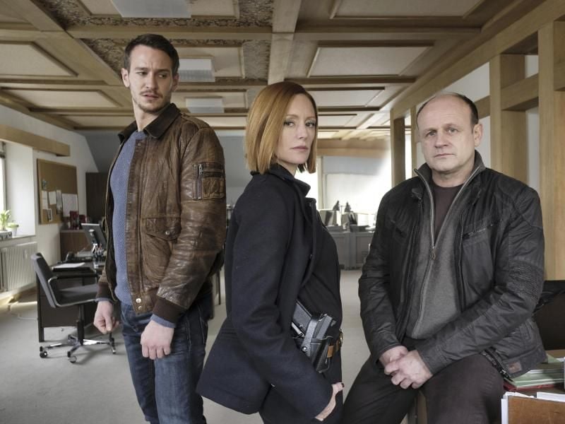 Kommissarin Julia Bachleitner (Lavinia Wilson) ermittelt in Füssen in einem brisanten Mordfall mit ihren Kollegen Thomas Stark (Vladimir Burlakov, l) und ihrem Chef Karl Bichler (Oliver Stokowski). Foto: Jacqueline Krause-Burberg/ZDF