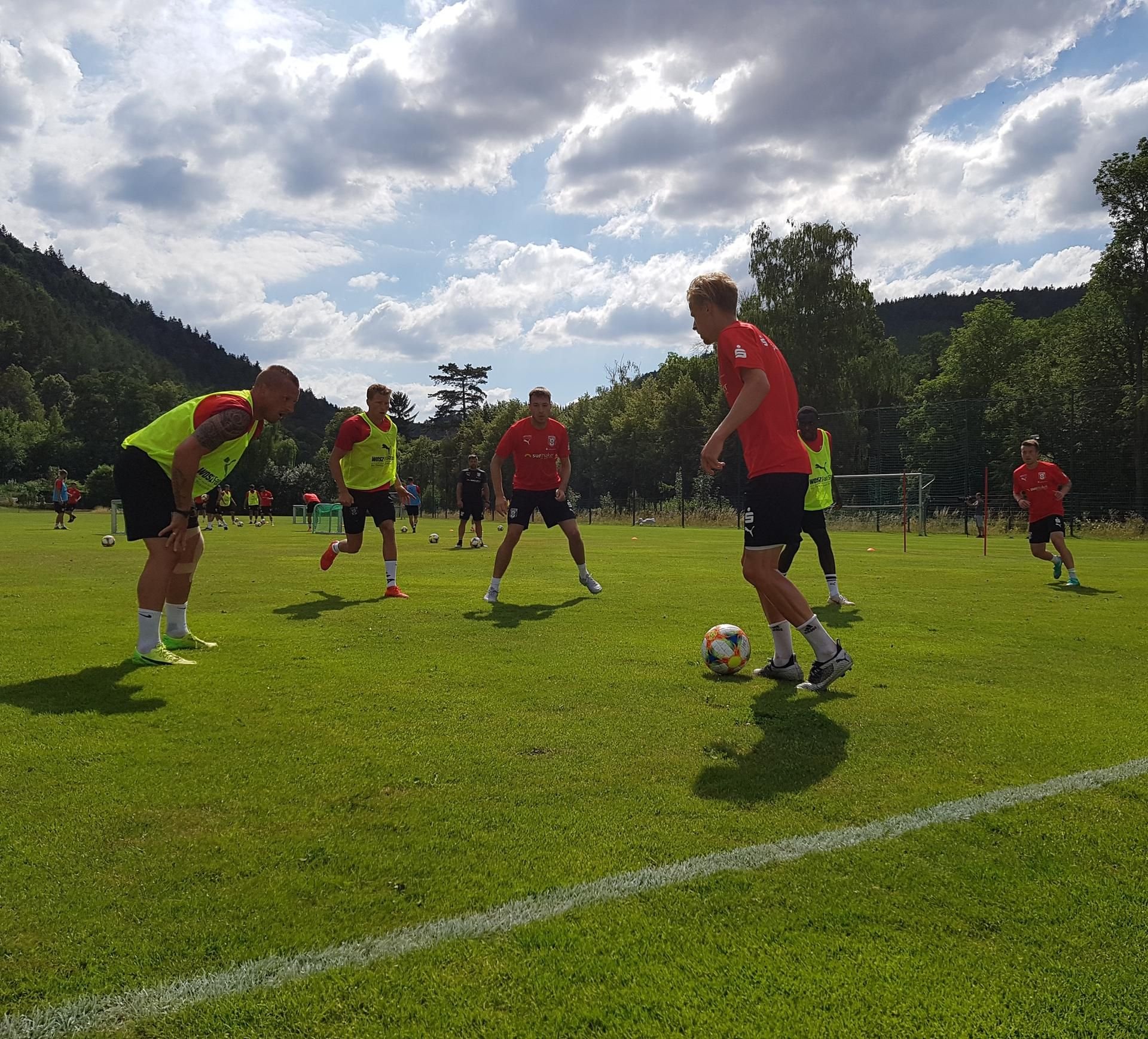 Beim Nachmittagstraining duellierten sich die HFC-Profis auf engem Raum.