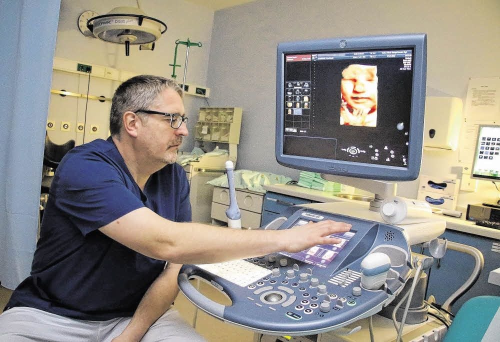 Facharzt Olaf Parchmann wertet eine 3D-Ultraschallaufnahme aus. Das Gesicht des ungeborenen Kindes ist deutlich zu erkennen.