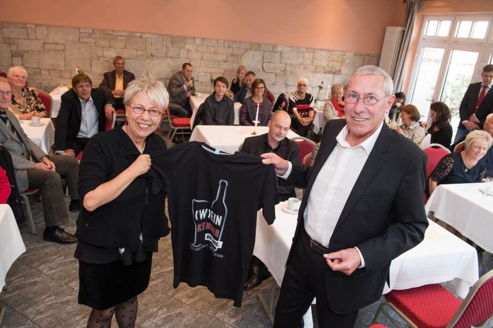 Die künftige Linke-Bundestagsabgeordnete Birke Bull-Bischoff überreicht dem scheidenden Abgeordneten Roland Claus zu dessem Abschied ein besonders T-Shirt. (W)ein-Kenner steht darauf.
