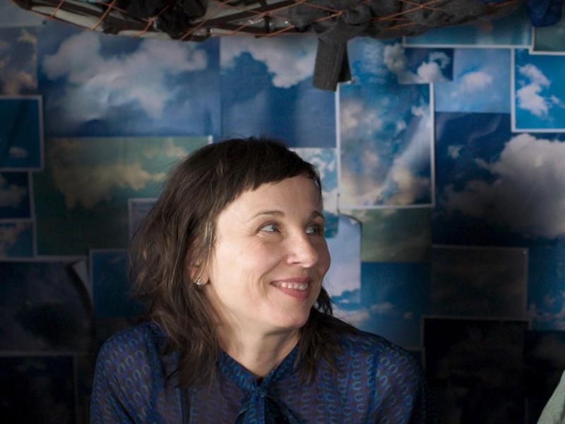 Alex (Meret Becker, l) und Marion (Sabine Timoteo) sind Jo und deren Großmutter dicht auf den Fersen. Foto: Alamode Film