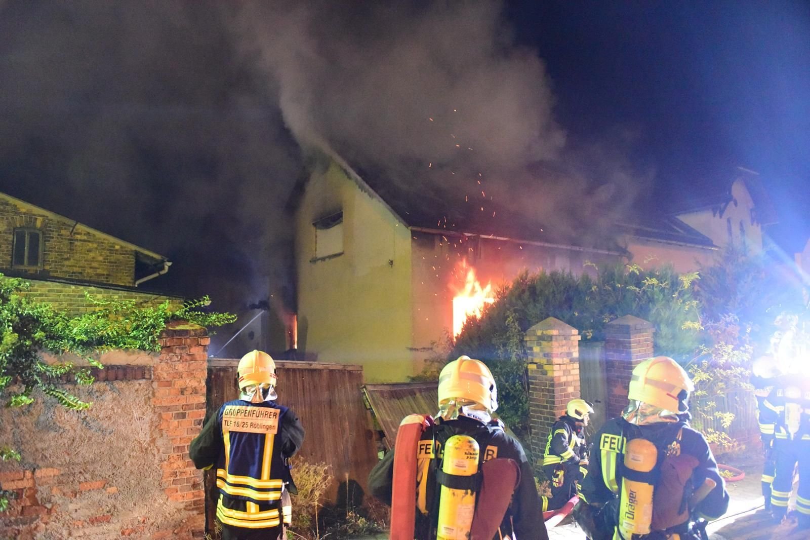Die Feuerwehr war mit rund 40 Einsatzkräften vor Ort.