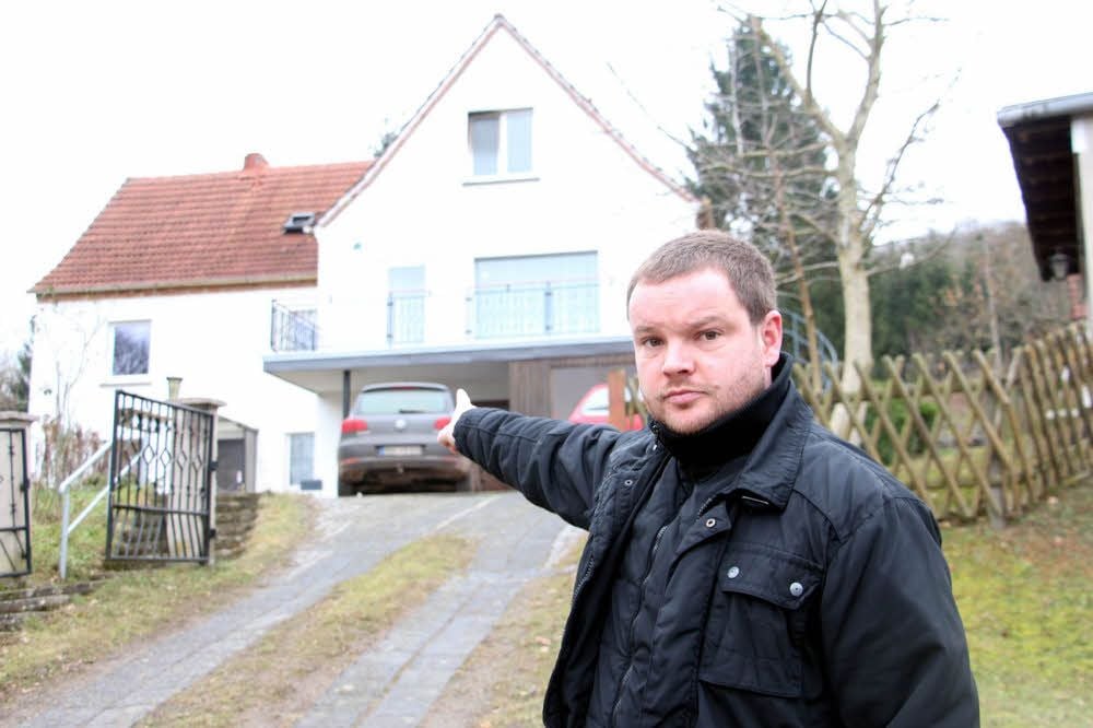 Nachbar Sebastian Hahn zeigt auf das Haus, in dem es brannte. Er half als Erster vor Ort. Nach einer Nacht im Krankenhaus konnte er wieder heim.