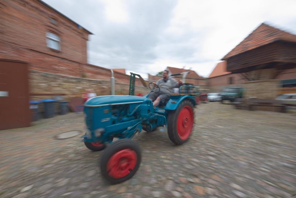 Ein Traktor rangiert auf dem Hof in Meisdorf.