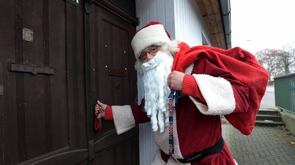 Es fehlt an Weihnachtsmännern, die Heiligabend in Familien gehen wollen.