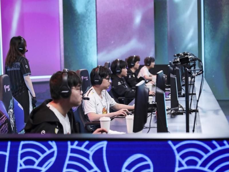 Nach dem Sieg gegen Top Esports steht Suning im Finale der LoL-WM. Foto: Riot Games/dpa