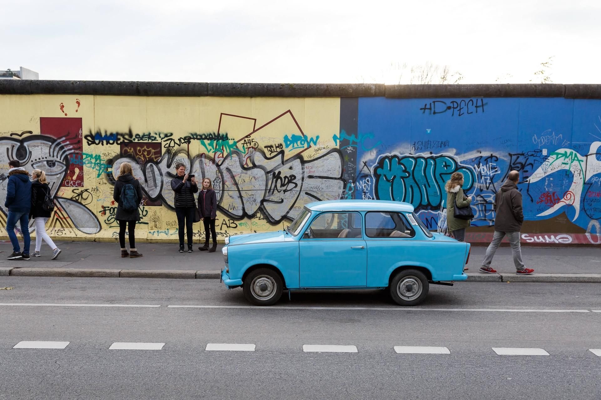 Ein Trabi vor der East-Side Gallery
