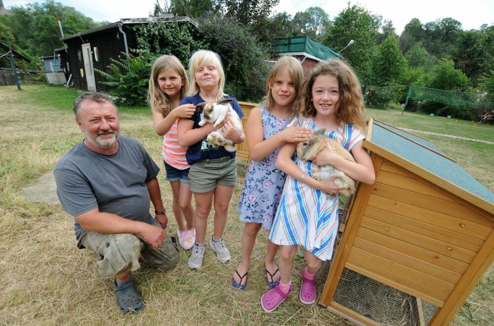 Sommerferien im Naturkundehaus Schönburg: Leiter André Schäfer mit Elli Ernert (v.l.), Henriette Brauer und Lena Gräfe sowie Zwergkaninchen Emma.