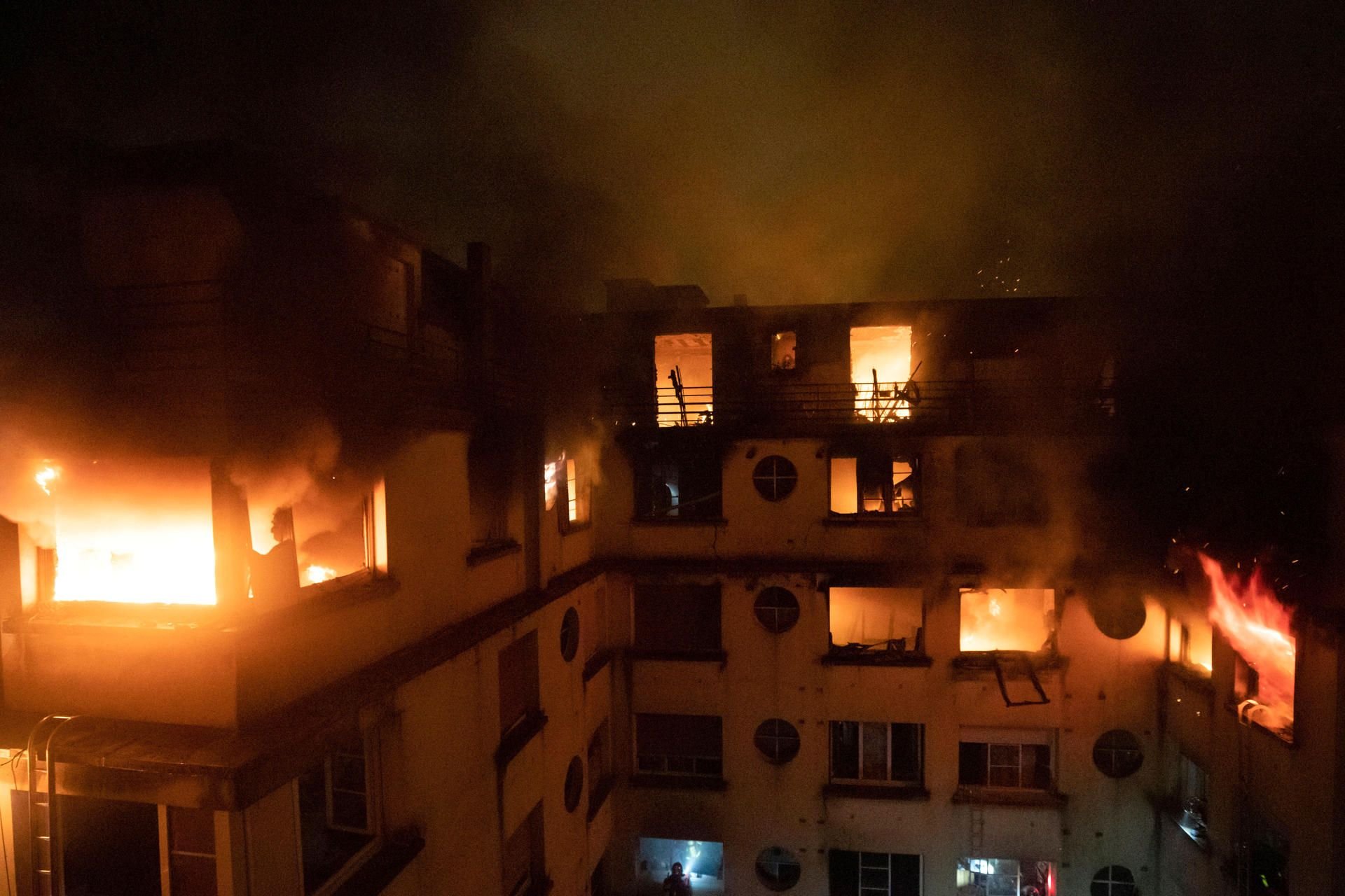 Das achtstöckige Wohnhaus steht in Flammen.