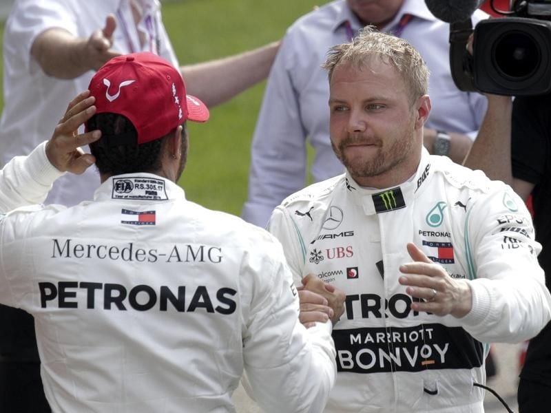 Einen eventuell aufkommenden Konkurrenzkampf zwischen den Mercedes-Piloten Valtteri Bottas (r) und Lewis Hamilton will Motorsportchef Wolff zeitig unterbinden. Foto: Andy Wong/AP