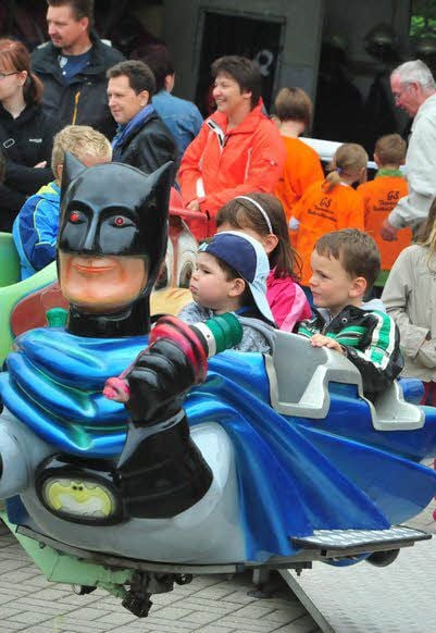 Das Karussell erfreut sich - wie hier 2013 - beim Sommerfest stets großer Beliebtheit.