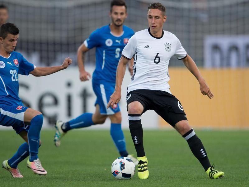 Dominik Kohr (r) ist der älteste Spieler im Kader von Stefan Kuntz. Foto: Swen Pförtner