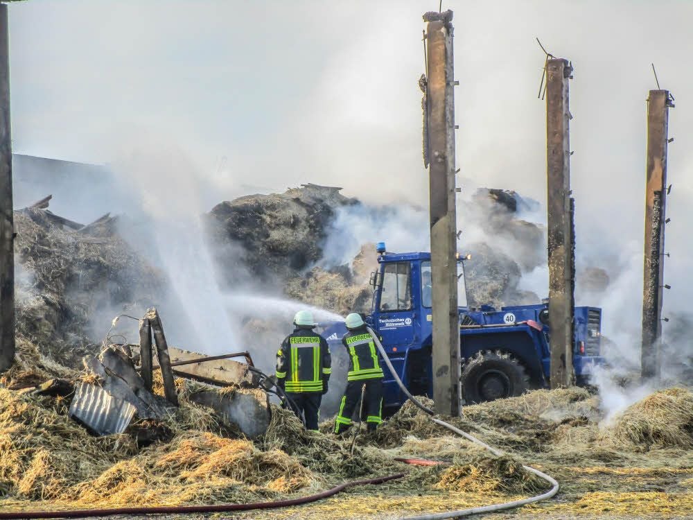 Auch am Mittwochmorgen ist in Hohenroda noch kein Ende des Einsatzes für Feuerwehr und Technisches Hilfswerk absehbar.