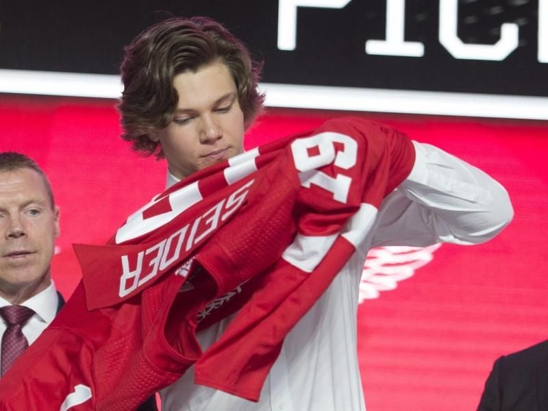 Die Detroit Red Wings haben bei der alljährlichen Talentziehung Moritz Seider (M) ausgewählt. Foto: Jonathan Hayward/The Canadian Press/AP