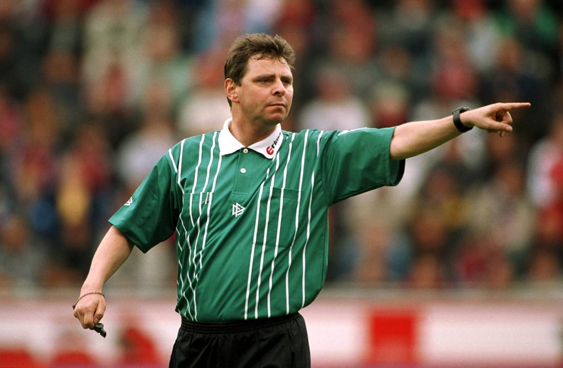 Schiedsrichter Bernd Heynemann aus Magdeburg gibt bei einem Ligaspiele 2001 die Richtung an.