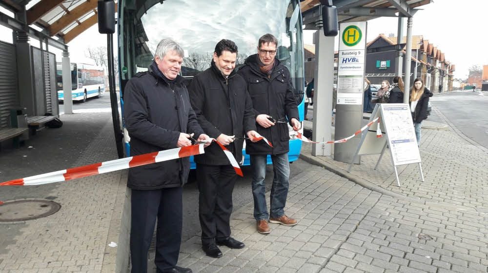 Landrat Martin Skiebe (von links), Geschäftsführer Bjoern Smith und Aufsichtsratsvorsitzender Dirk Michelmann weihen die neue „PlusBus“-Linie ein, die Wernigerode mit Allrode verbindet.