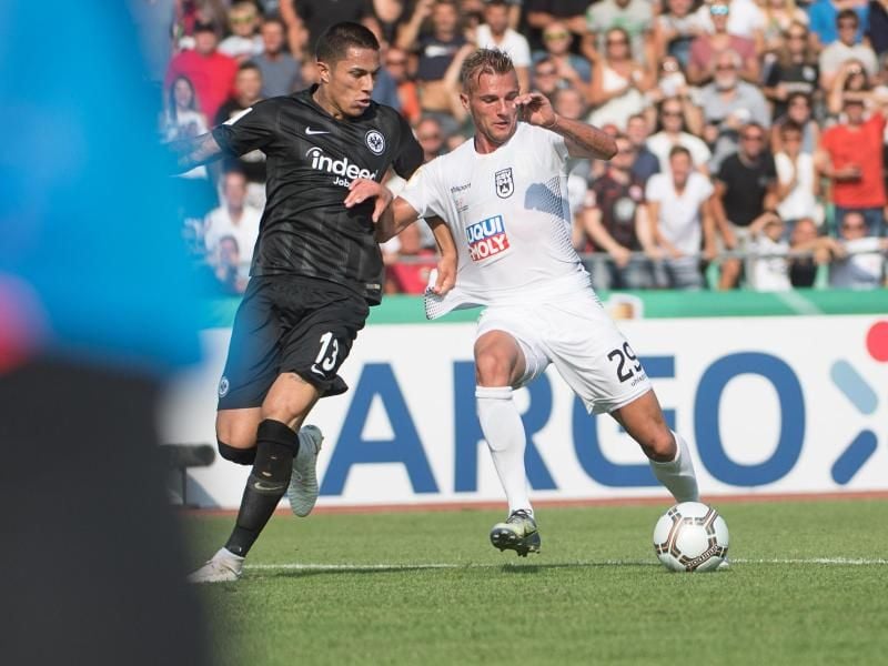 Der Frankfurter Carlos Salcedo (l) und der Ulmer Vitalij Lux kämpfen um den Ball. Foto: Sebastian Gollnow