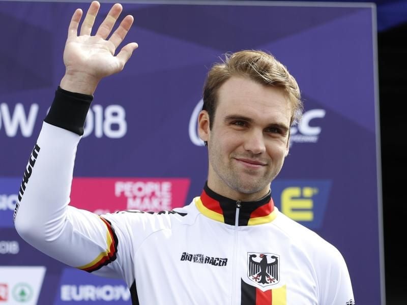 Maximilian Schachmann feiert seinen dritten Platz im Zeitfahren. Foto: Darko Bandic/AP