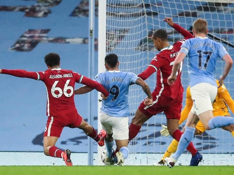 Gabriel Jesus (2.v.l) wird zwar von Liverpools Alexander-Arnold (Nr. 66) und Matip bedrängt, erzielt aber dennoch das Tor zum 1:1. Foto: Martin Rickett/Pool PA/dpa