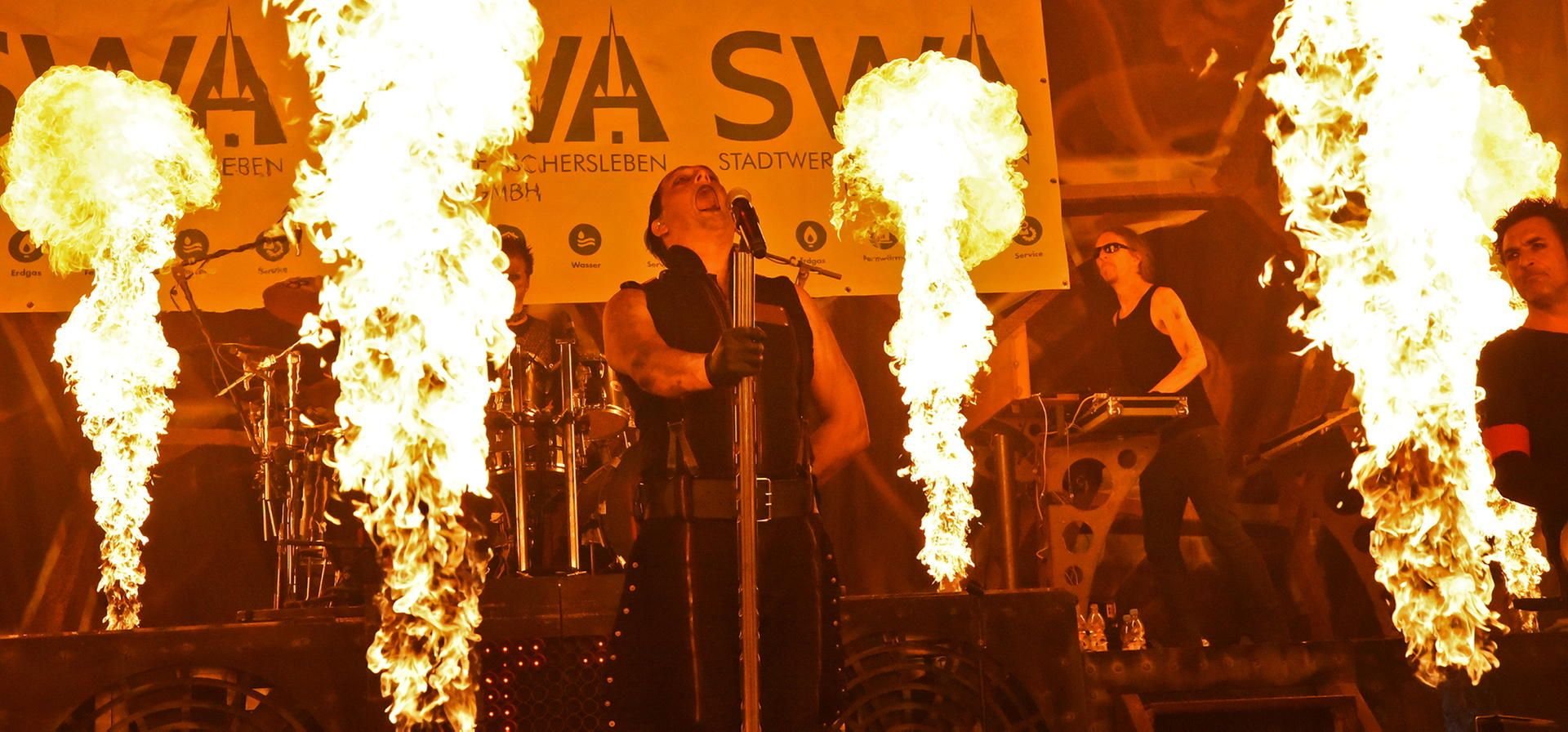 „Feuerengel“ im Feuer: Der Auftritt der Rammstein-Tribute-Band auf die Herrenbreite gehörte zu den Höhepunkten des Gildefestes 2019 in Aschersleben.