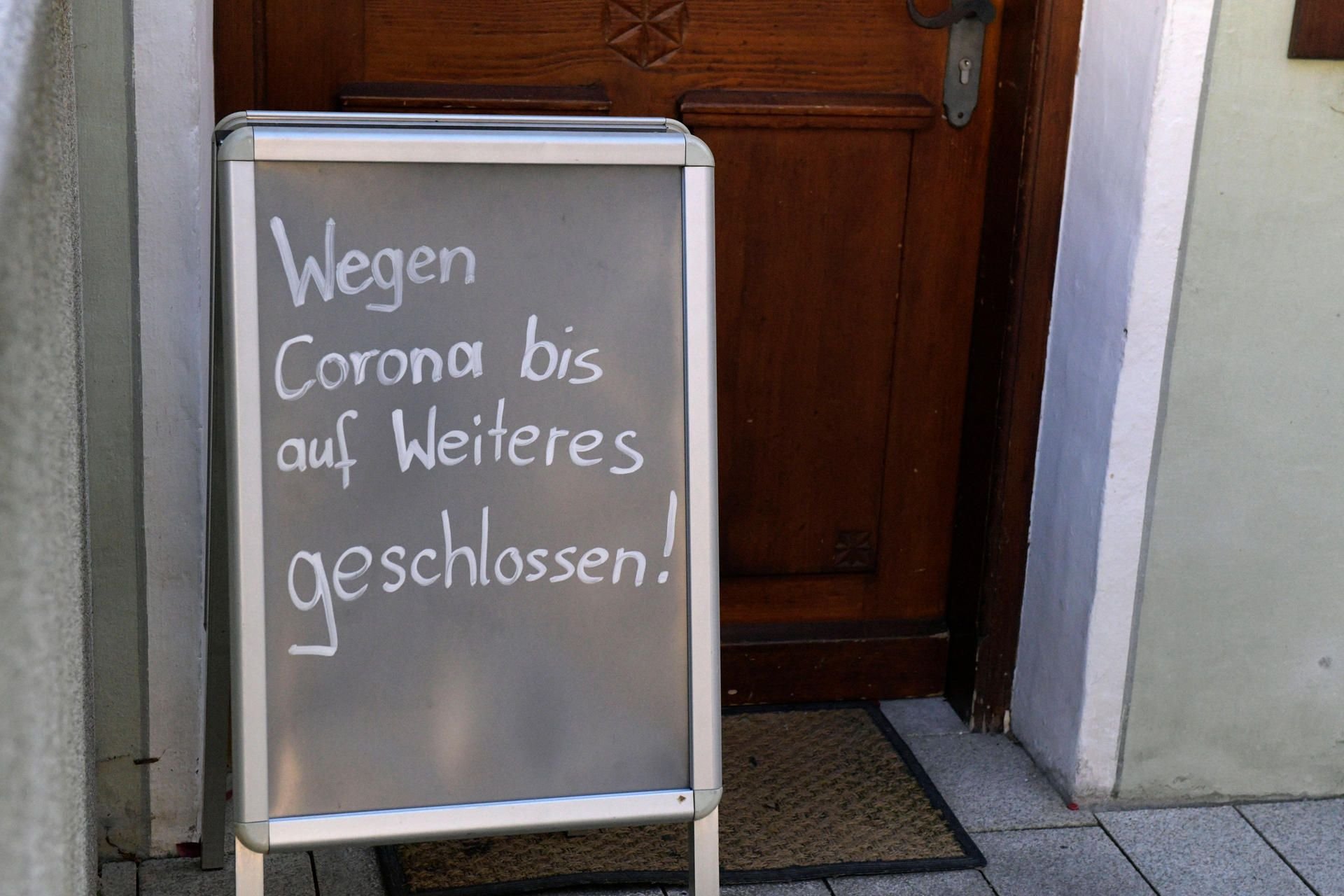 Zum Unmut vieler Bürger haben aufgrund der Einschränkungen, damit Corona nicht schneller als nötig verbreitet wird, viele Restaurants und Geschäfte geschlossen. (Symbolbild)