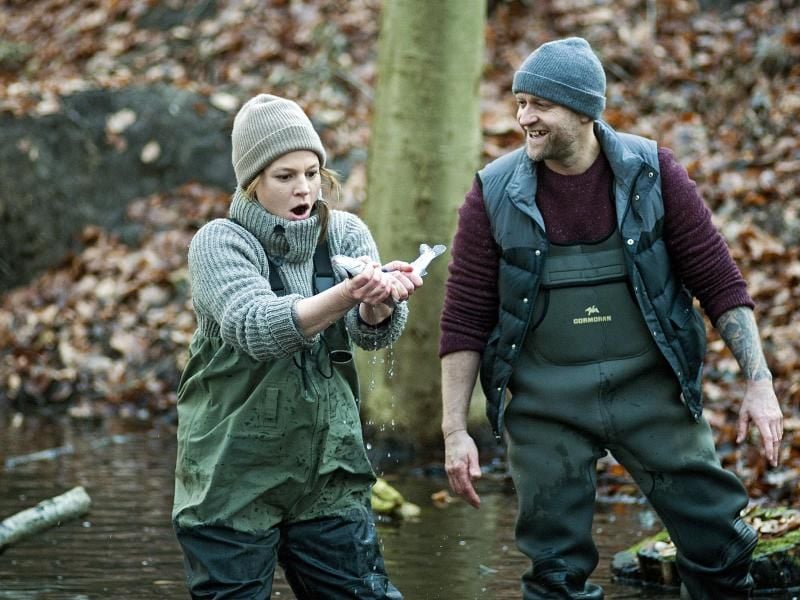 Die Kriminalhauptkommissarin Olga Lenski (Maria Simon) und ihr Gastgeber Lennard Kohlmorgen (Jürgen Vogel) fangen einen Fisch. Foto: Oliver Feist