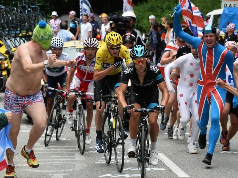 Spektakel für Zuschauer und Fahrer: Der legendäre Anstieg nach L'Alpe d'Huez. Foto: Bernard Papon / Pool/AFP POOL