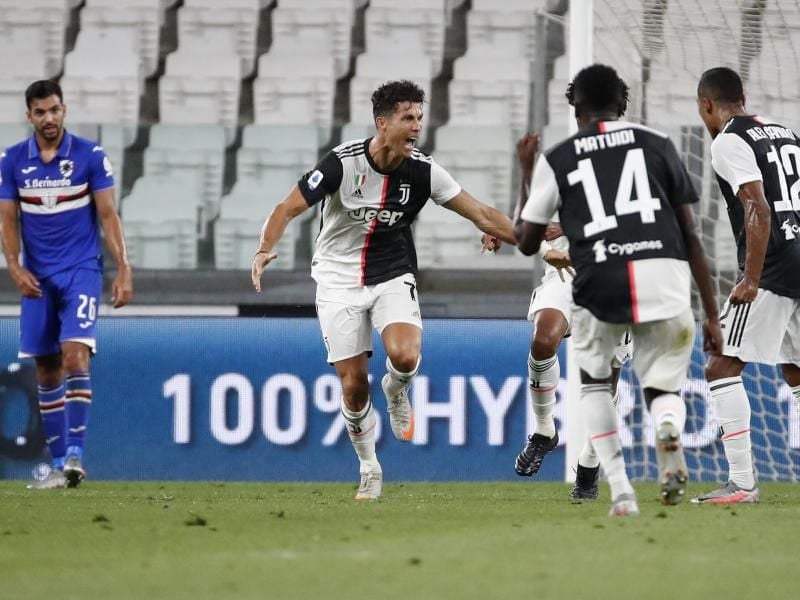 Cristiano Ronaldo (2.v.l) von Juventus jubelt über seinen Treffer zum 1:0. Foto: Antonio Calanni/AP/dpa