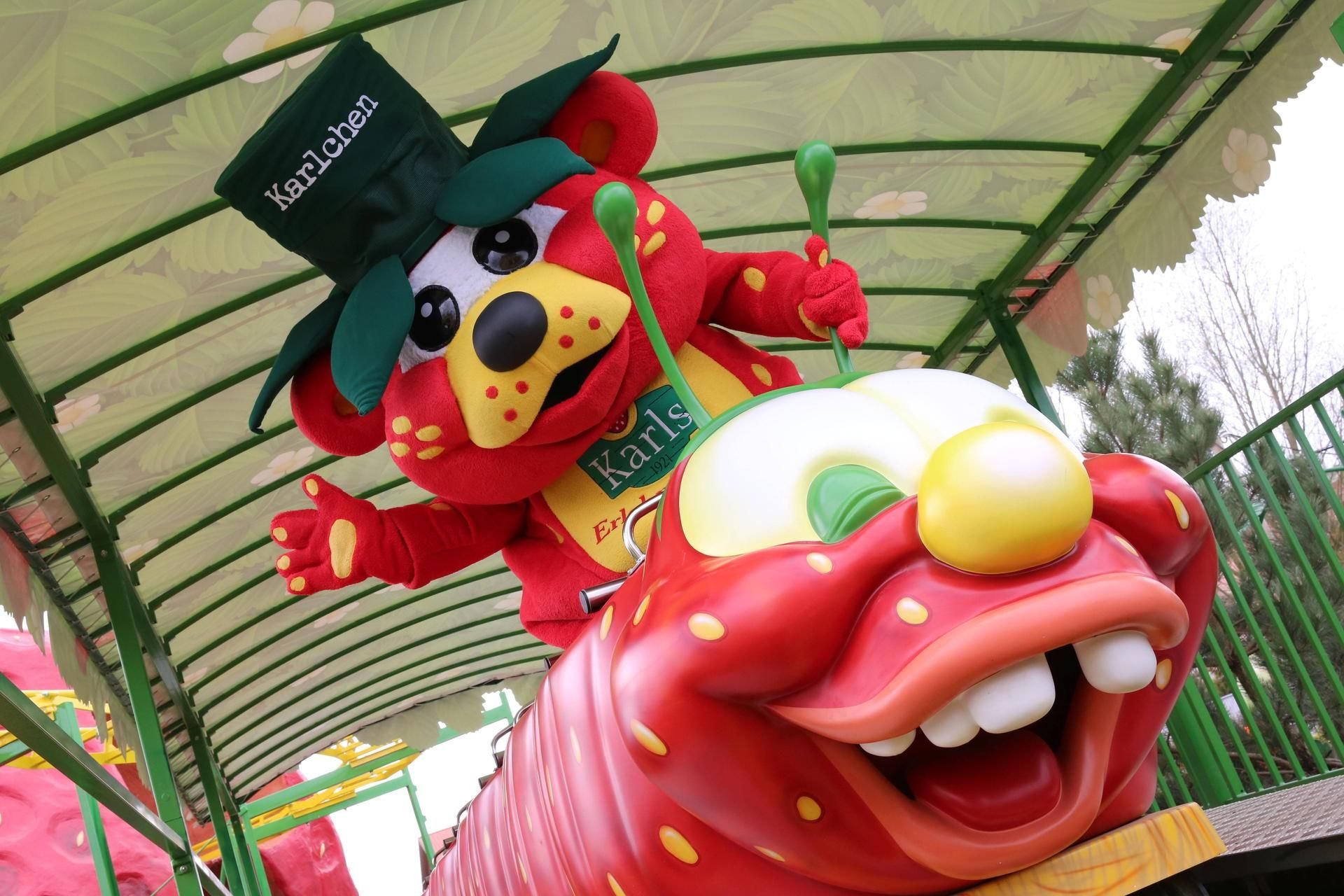 Das Maskottchen Karlchen auf der neuen Erdbeer-Raupenbahn im Erlebnis-Dorf in Rövershagen (Landkreis Rostock).