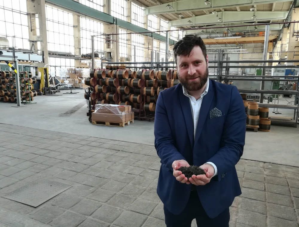 Georgi Gogoladze zeigt die Basalt Fasern, die für unterschiedliche Produkte verarbeitet werden können.