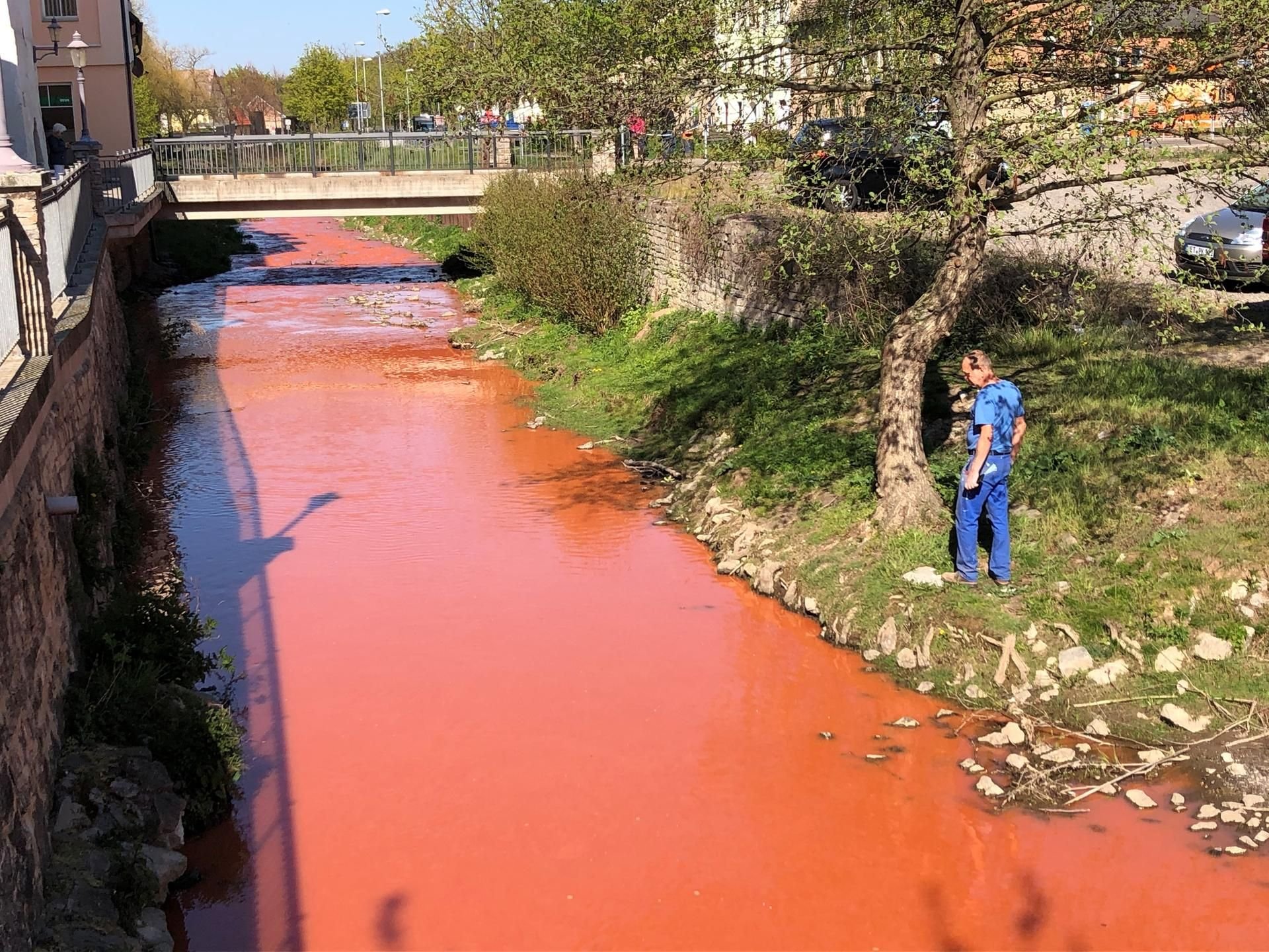 Leuchtend rot-orange hat sich die Wipper am Mittwochmittag in Hettstedt verfärbt.