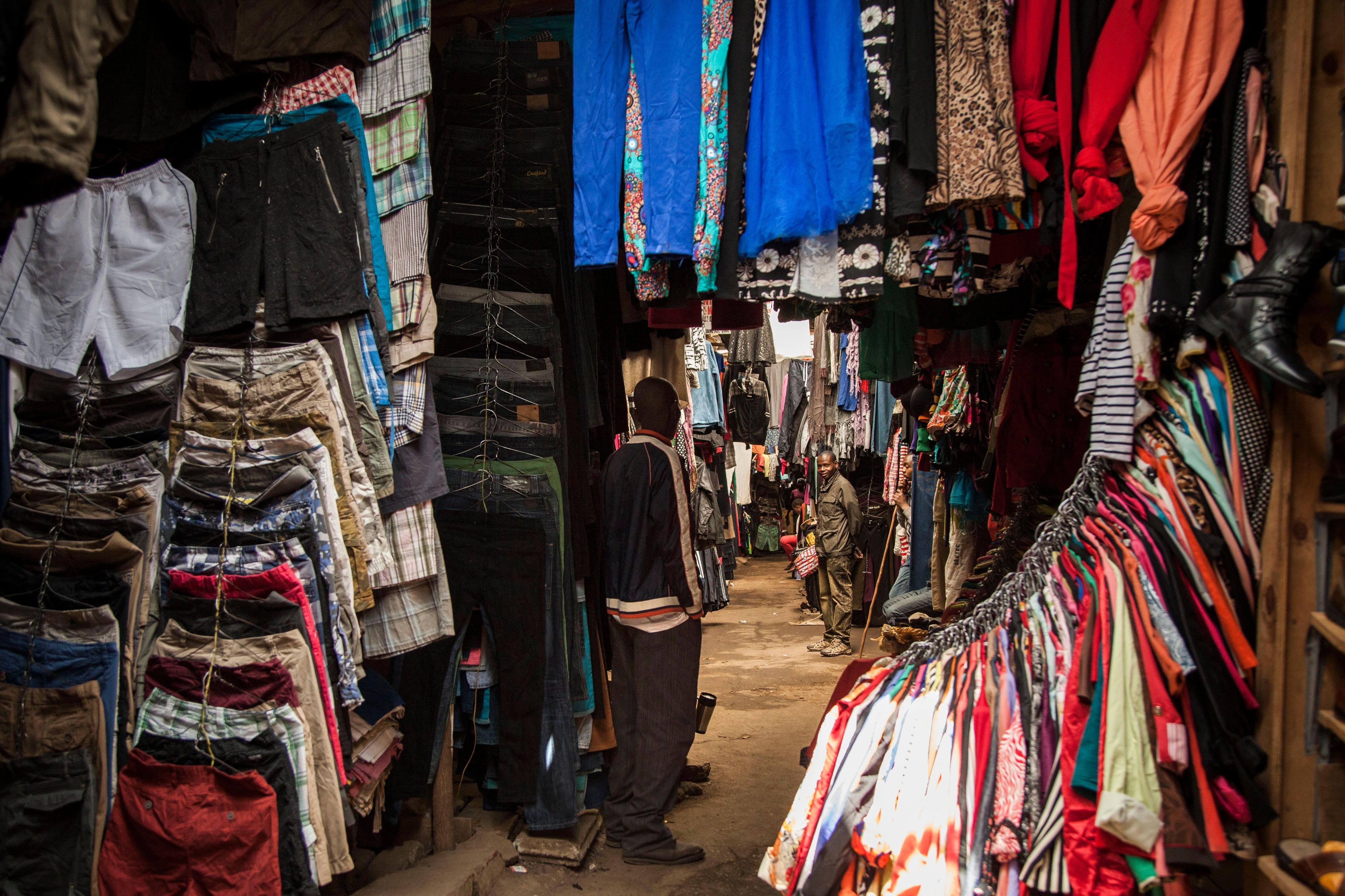 Kleidungsstände auf dem Toi-Markt in Nairobi