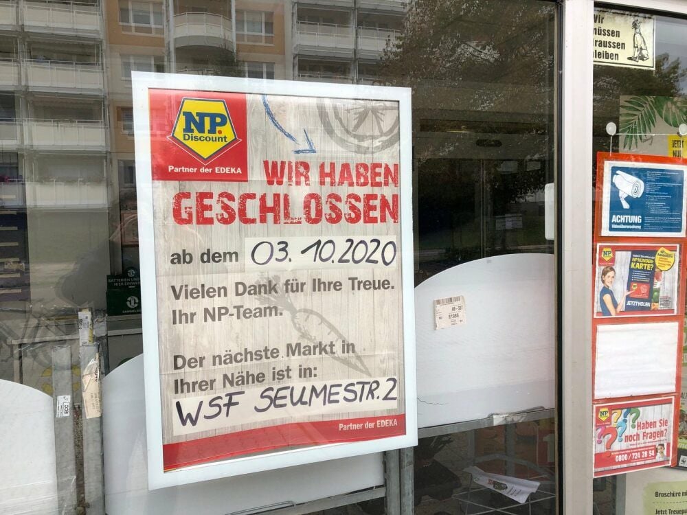 Ein Aushang weist am Eingang auf die Schließung hin.